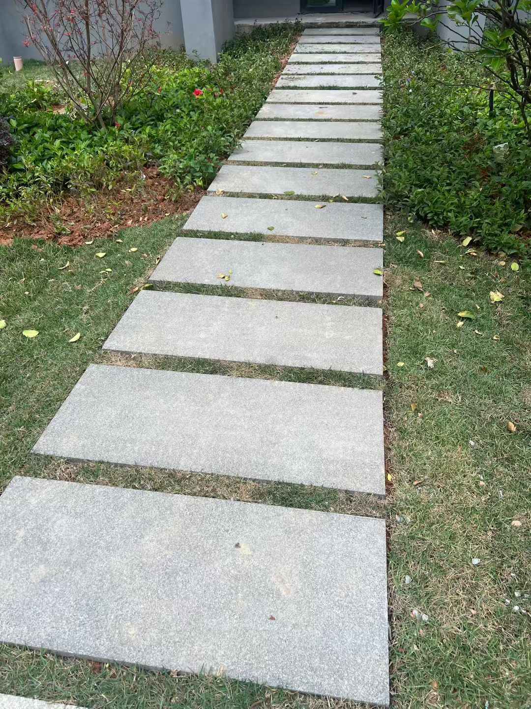 拉萨 芝麻黑小区踏步、汀步石铺装效果