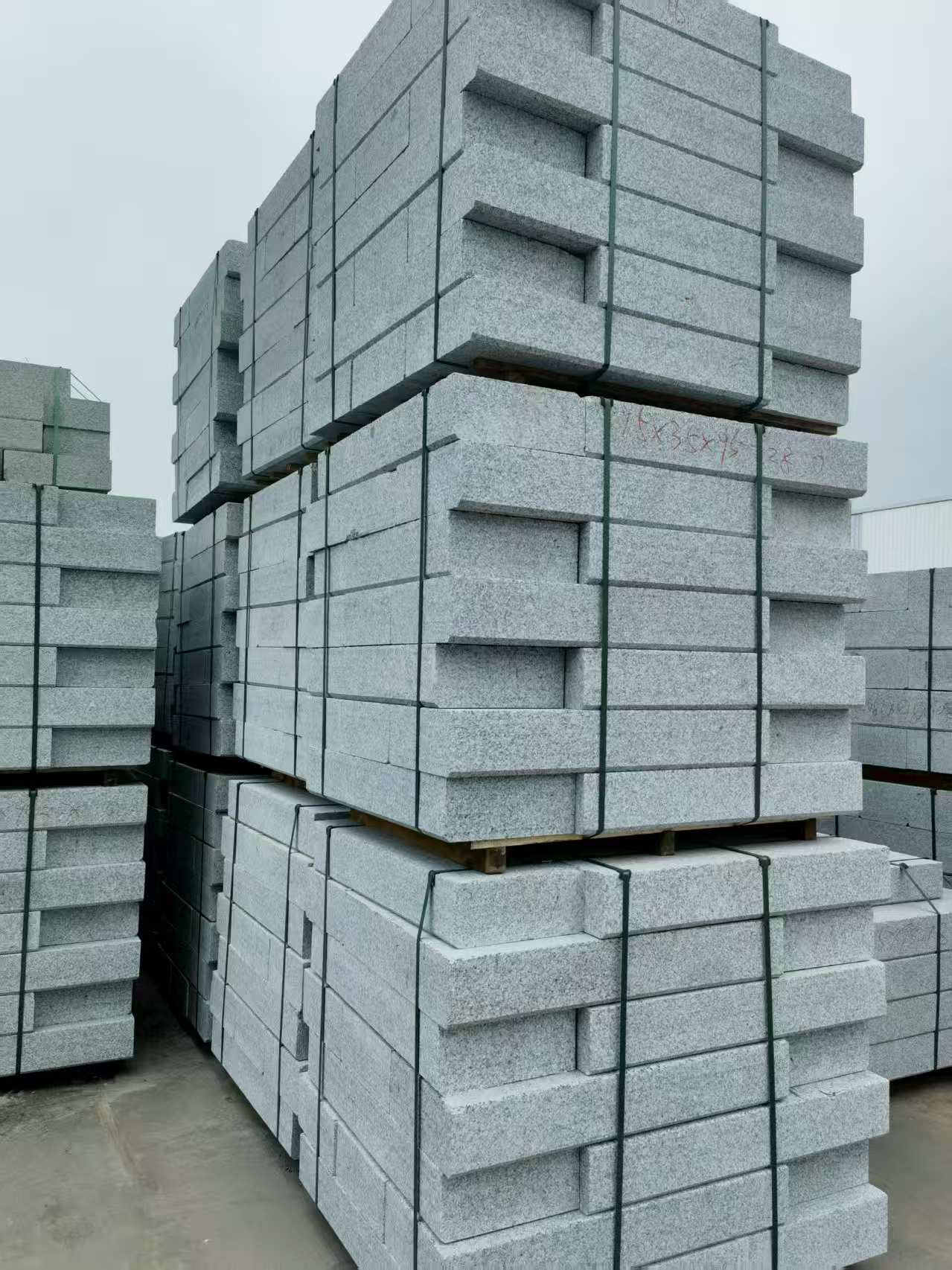 拉萨 路沿石，板板正正的路沿石