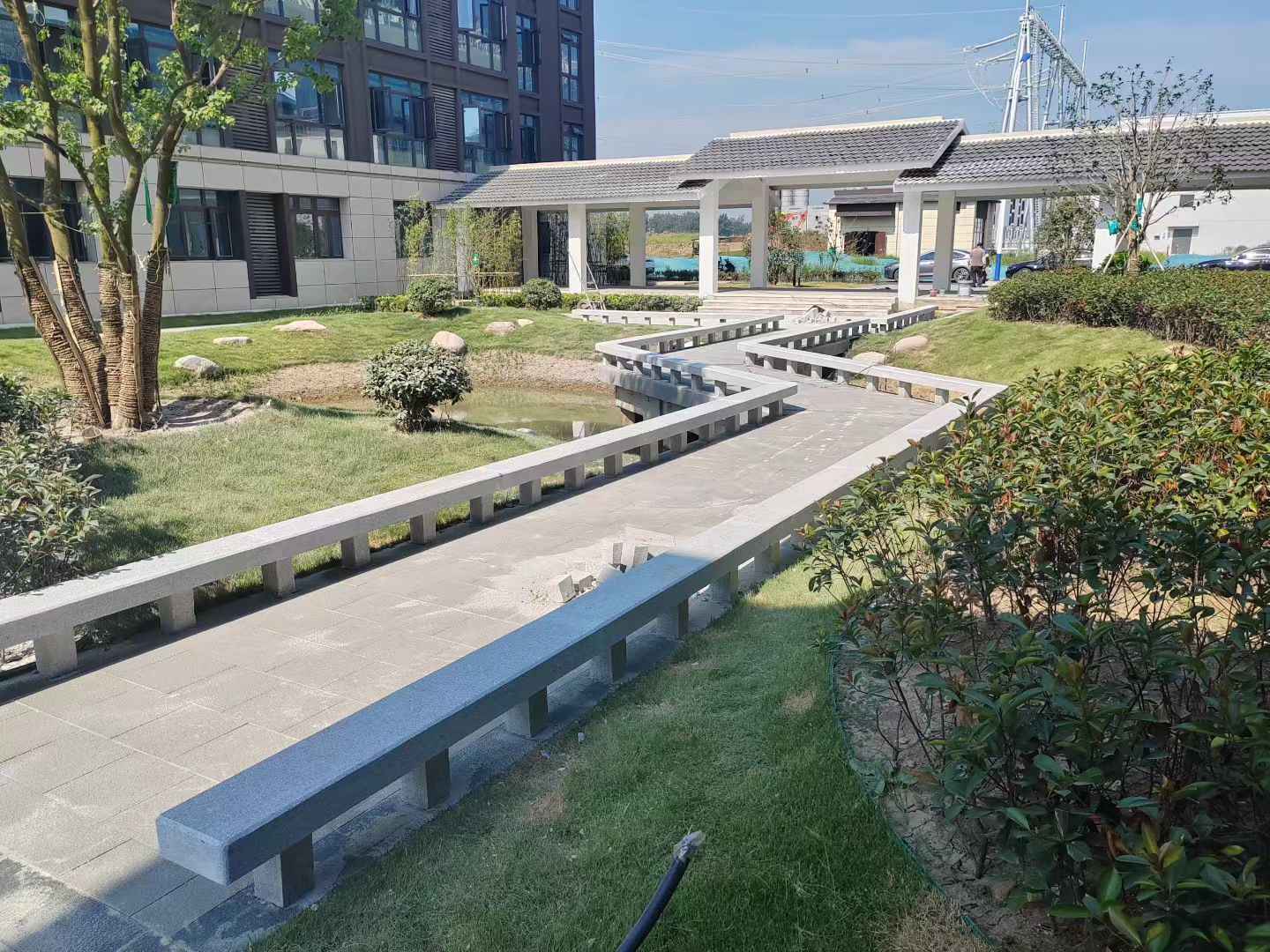 拉萨 芝麻灰小区坐凳&栏杆安装效果