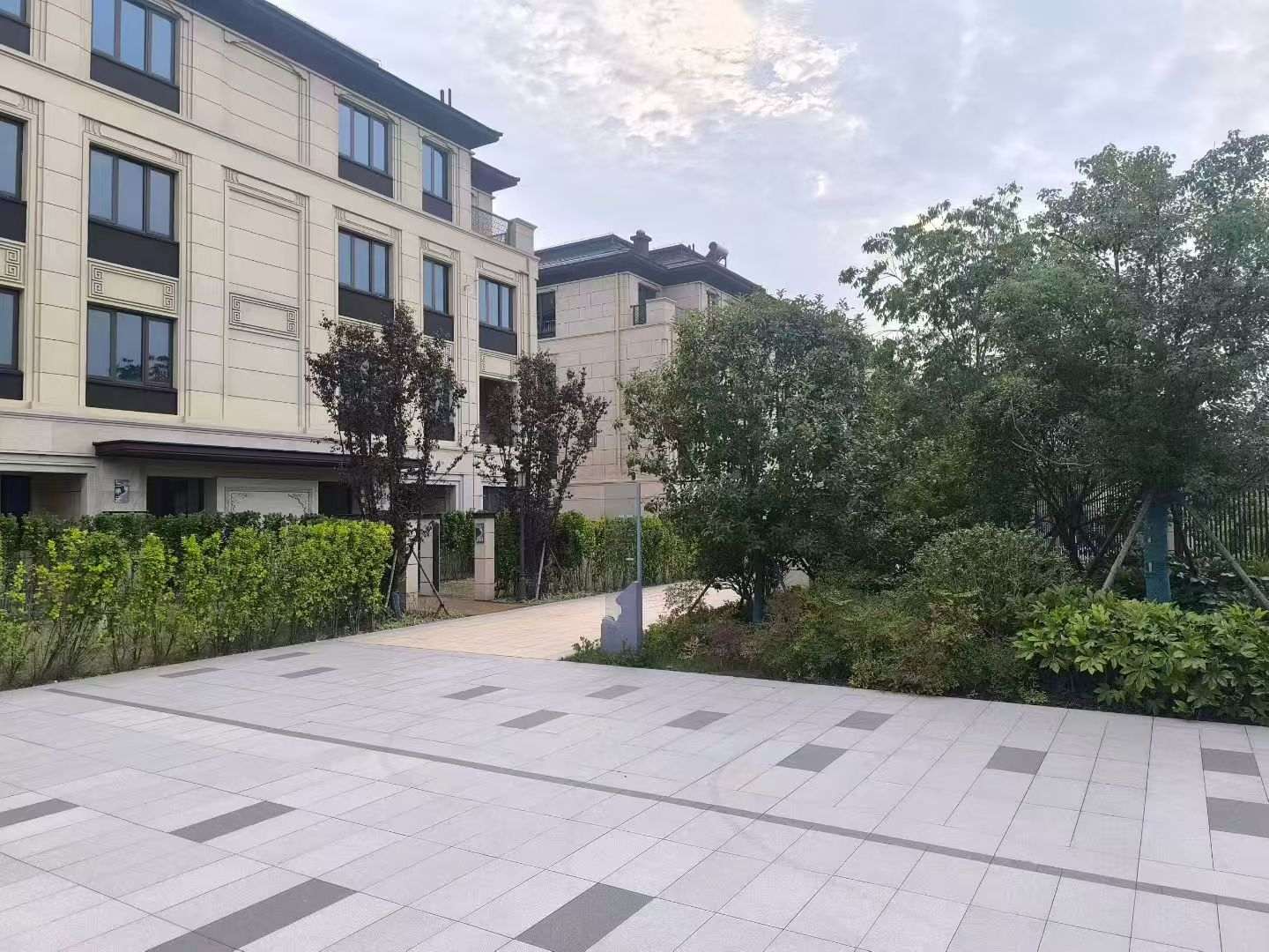 拉萨 芝麻白与芝麻白搭配铺装，尺寸1200*600