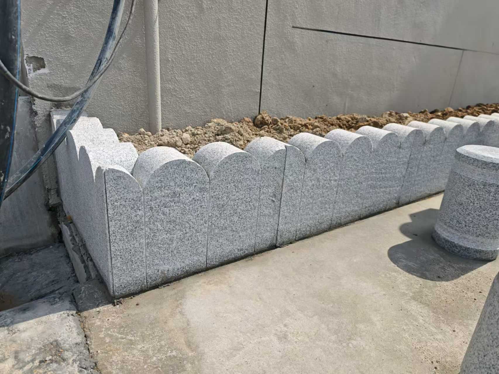 拉萨 芝麻白花岗岩花边石铺装效果图